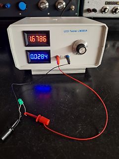 LED Tester LM385A mit Messung einer LED