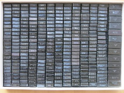 Sammlung verschiedener integrierter Schaltkreise in DIP-Gehäuse