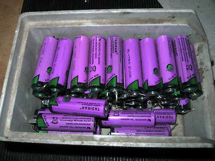 Tadiran Lithium-Batterien in einer Schale