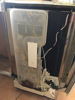 Innenansicht eines Spülgeräts mit Wassertank und Mechanik