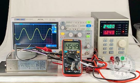Messaufbau mit Oszilloskop, Netzteil und Multimeter
