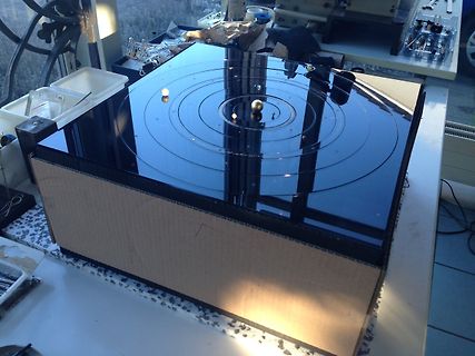 Reflektierende Oberfläche mit Metallkugeln auf Werkstatt-Tisch