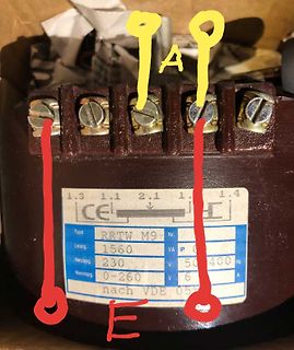 Typenschild eines elektrischen Geräts mit Klemmen