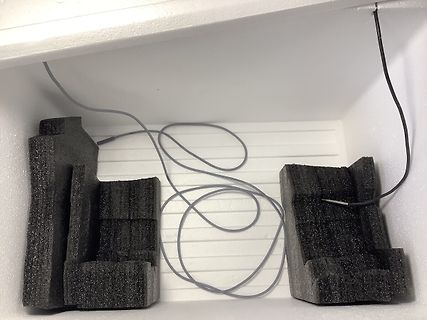 Draht und Schaumstoff in weißem Gehäuse