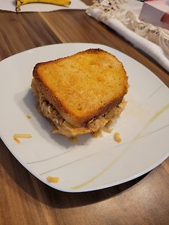 Sandwich auf weißem Teller