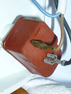 Defekter Stecker mit freiliegenden Kabeln