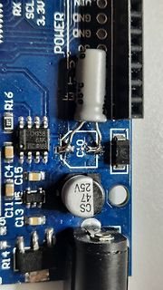 Nahaufnahme einer blauen Leiterplatte mit elektronischen Bauteilen