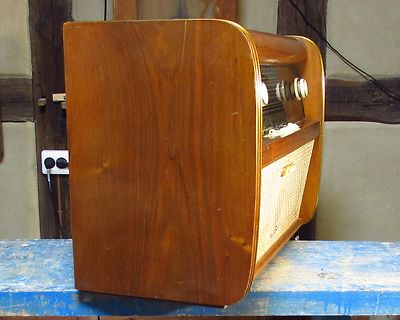 Altes Holzradio auf blauem Tisch
