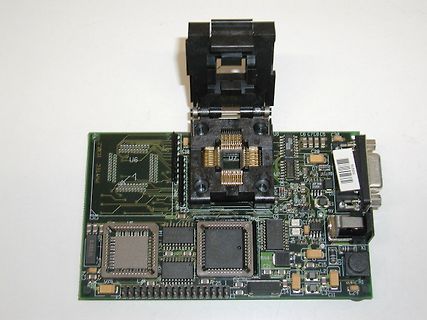 Bestückte Leiterplatte mit CPU-Sockel und Komponenten