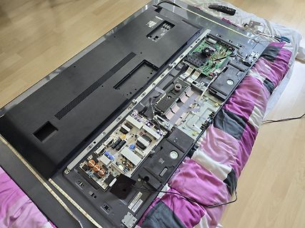 Offenes Gehäuse eines Fernsehers mit sichtbaren Platinen