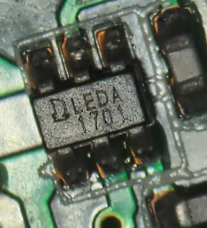 Makroaufnahme eines elektronischen Bauteils auf Leiterplatte