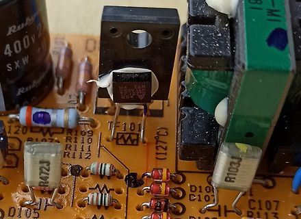 Nahaufnahme einer bestückten Leiterplatte mit elektronischen Bauteilen