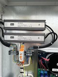 Zwei Illuburg Netzteile und elektrische Verdrahtung
