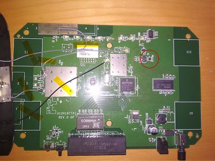 Foto einer Leiterplatte mit elektronischen Bauteilen