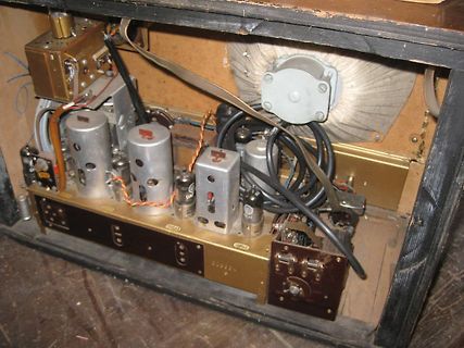 Innenansicht eines alten Röhrenradios oder Verstärkers
