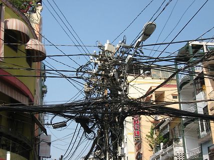 Massives Kabelgewirr an einem Strommast