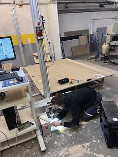 Person arbeitet an Elektronik in einer Werkstatt