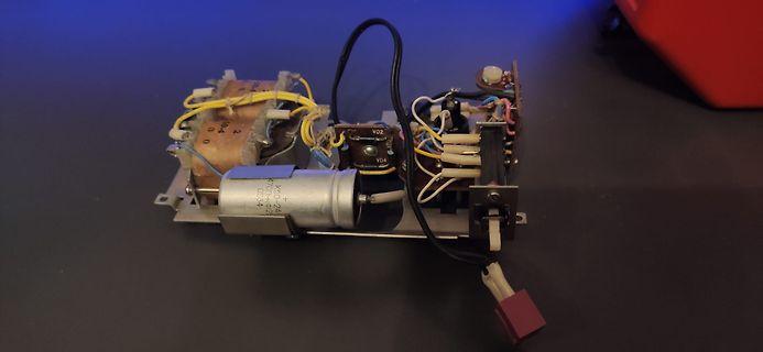 Elektronikbauteile mit Transformator und Elektrolytkondensator