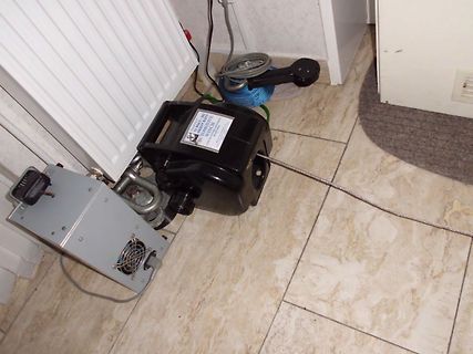 Elektrische Geräte und Kabel auf Fliesenboden