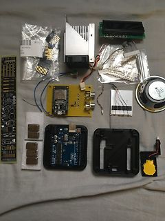 Verschiedene Elektronikbauteile und Platinen auf Stoff