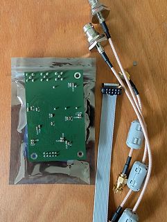Leiterplatte mit Koaxialkabeln und Flachbandkabel