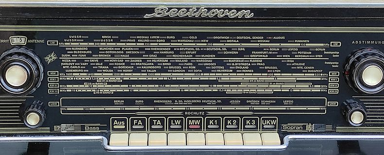 Nahaufnahme der Skala eines Beethoven Radios