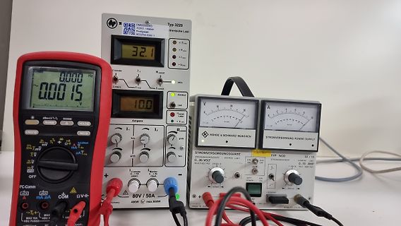 Messgeräte und elektronische Last auf einem Arbeitstisch
