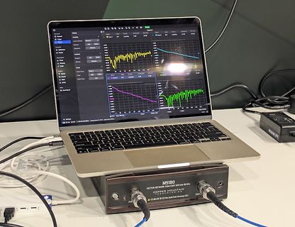 Laptop mit VNA-Software und Copper Mountain Messgerät