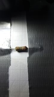 Ein kleiner Gegenstand auf einem Papiertuch