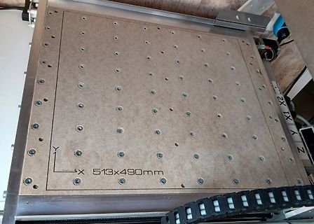 Arbeitsfläche einer CNC-Maschine oder eines Lasergravierers