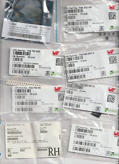 Mehrere Etiketten von Elektronikkomponenten in Plastikverpackungen