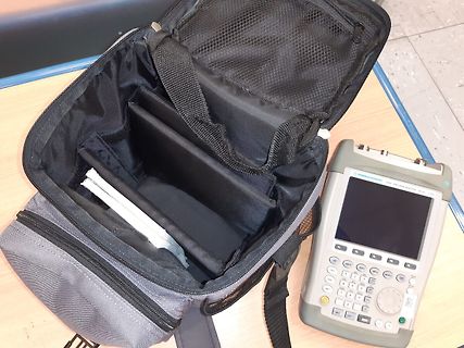 Rohde & Schwarz Spectrum Analyzer in einer Tasche