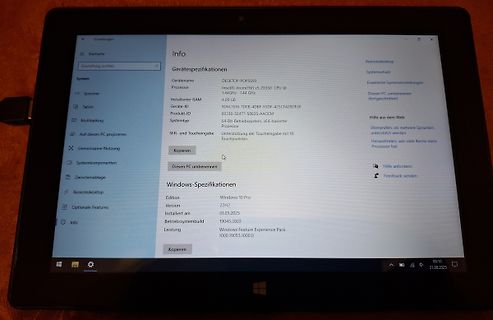 Foto eines Tablets mit Windows 10 Info-Seite