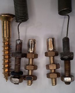 Metallschrauben, Muttern und Federn
