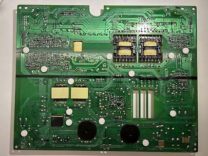Grüne Leiterplatte mit elektronischen Bauteilen