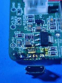 Nahaufnahme einer Leiterplatte mit elektronischen Bauteilen