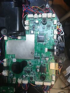 Geöffnete Elektronik mit Leiterplatte und Kabeln