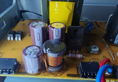 Nahaufnahme einer Leiterplatte mit Elektrolytkondensatoren und Spule