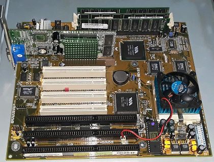 Alte Computer-Hauptplatine mit RAM-Riegeln und Kühlkörpern