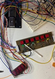 Elektronik-Aufbau mit Breadboard, Platinen und vielen Kabeln