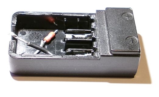 Geöffnetes Batteriefach mit Kabeln