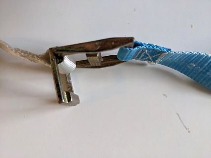 Metallschließe an einem blauen Gurt