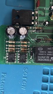 Nahaufnahme einer Leiterplatte mit elektronischen Bauteilen