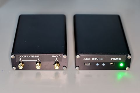 Zwei schwarze Elektronikgehäuse mit Anschlüssen