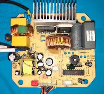 Leiterplatte eines Schaltnetzteils mit Kühlkörper und Spulen