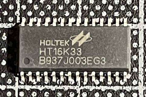 Holtek HT16K33 Mikrocontroller auf Leiterplatte