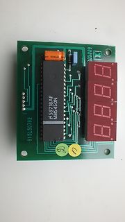 Grüne Leiterplatte mit Mikrocontroller und 4-Digit-7-Segment-Anzeige