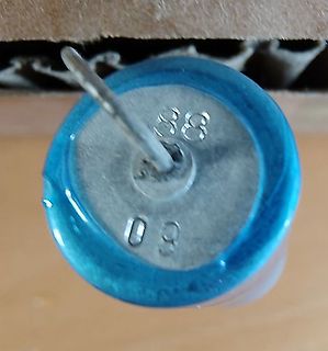Nahaufnahme eines elektronischen Bauteils mit Metallstift