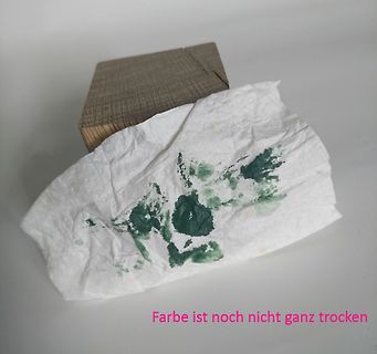Grüne Farbe auf einem Papiertaschentuch