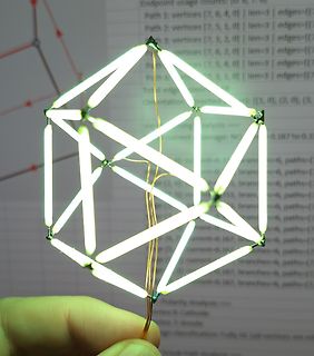 Leuchtender Würfel aus LED-Stäben